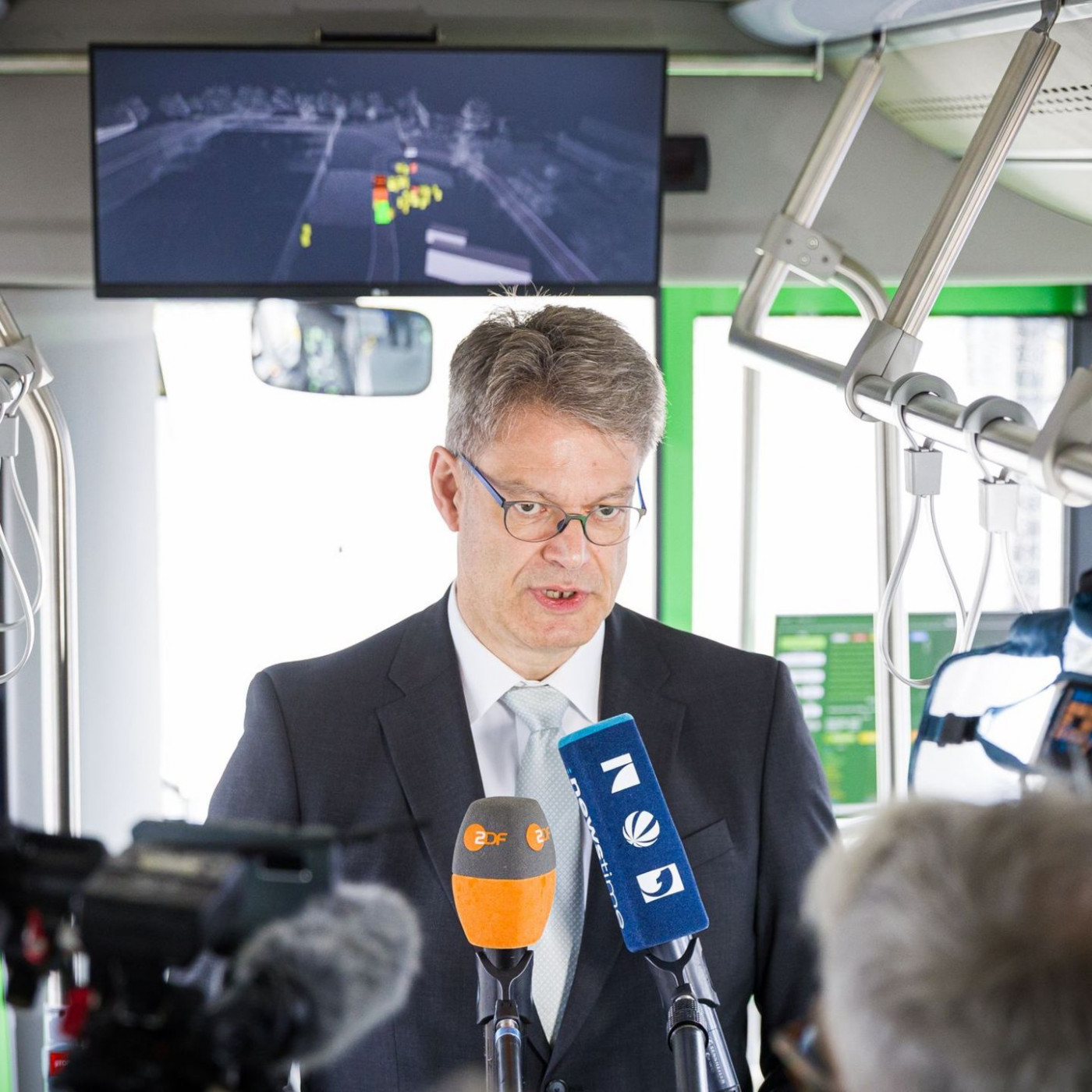 Verkehrsminister: Erster autonomer Linienbus "wegweisend"