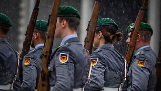 Merz stellt Wehrpflicht auch für Frauen in Aussicht
