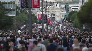 Tausende auf Schweigemarsch durch Belgrad