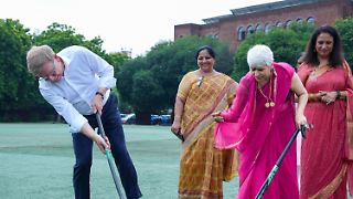 Wadephul schwingt in Indien den Hockeyschläger