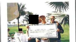 Epstein posierte mit mutmaßlichem Riesen-Scheck von Trump
