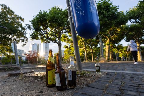 Mehrwegflaschen landen im Müll – Debatte über Pfandhöhe