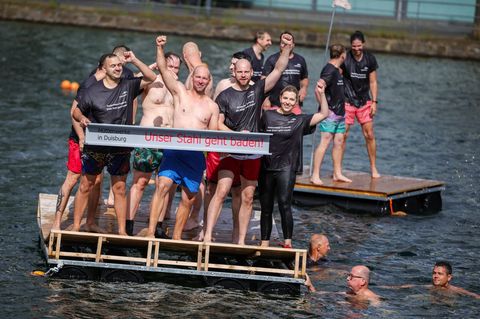 "Unser Stahl geht baden": Stahlarbeiter springen ins Wasser