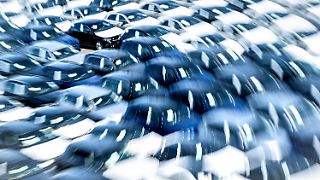 Gewinn der größten Autobauer halbiert sich