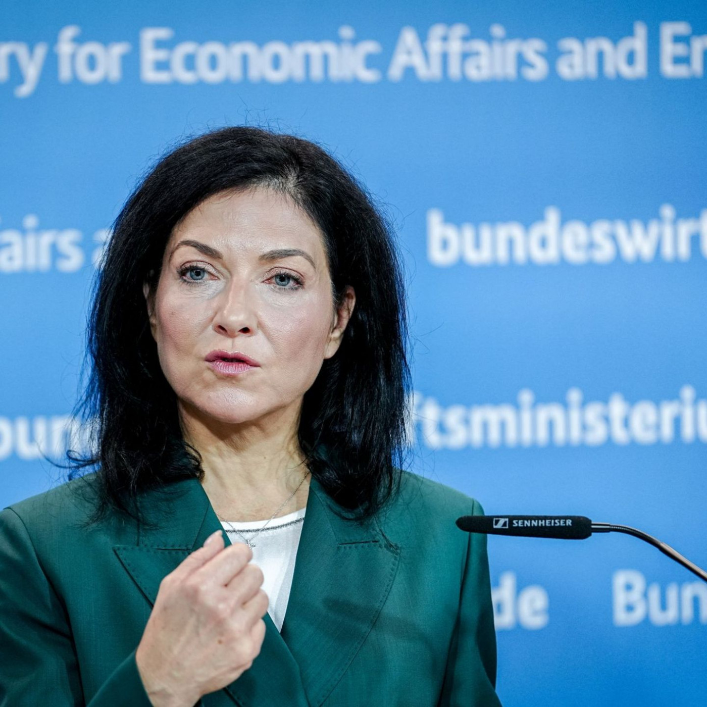 Reiche will Energiewende besser steuern und bezahlbar halten