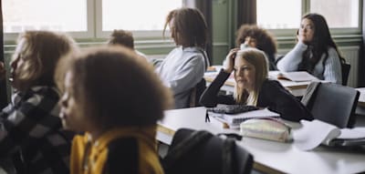 Einige können ihren Namen schreiben, andere halten Stift wie einen Kochlöffel