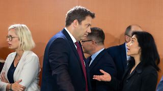Klingbeil gibt Reiche bei erneuerbarer Energie hartes Kontra