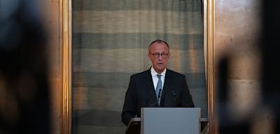 Merz ringt bei Wiedereröffnung von Synagoge mit Tränen – und sagt Antisemitismus Kampf an