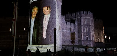 Demonstranten projizieren Fotos von Trump und Epstein auf Schloss Windsor