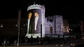 Aktivisten projizieren Fotos von Trump mit Epstein auf Schloss Windsor