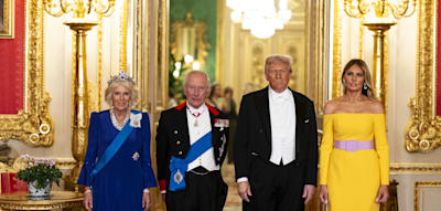 „Nur einer merkt es nicht“ – Kleider der Queen und der First Lady sorgen für Aufsehen