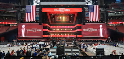 Zehntausende strömen zu Trauerfeier für Charlie Kirk – Arena füllt sich