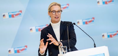 AfD liegt in Umfrage klar vor Union – Weidel steigt Politikerranking, Merz rutscht ab