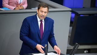 Klingbeil verteidigt Einsparungen und Rekordinvestitionen