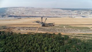 Aktivisten besetzen Braunkohlebagger in Hambach