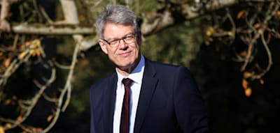 Verkehrsminister Schnieder bricht zusammen – Kulturstaatsminister Weimer reist wegen Trauerfall ab
