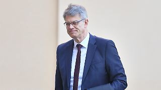 Verkehrsminister Schnieder sackt bei Kabinettsitzung zusammen