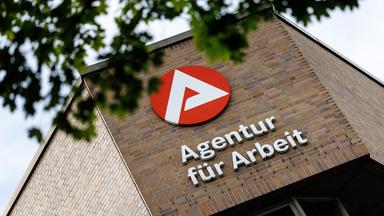 Zahl der Arbeitslosen fällt unter drei Millionen