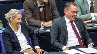 AfD erreicht Rekord-Vorsprung vor Union, Zufriedenheit mit Merz am Tiefpunkt
