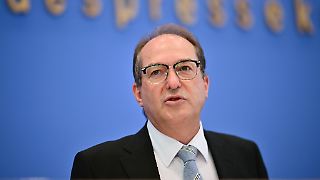 Dobrindt will Rückkehrzentren für Asylbewerber einrichten