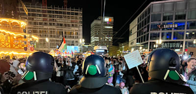 800 Teilnehmer, 80 Festnahmen – propalästinensische Demonstranten greifen Polizisten an