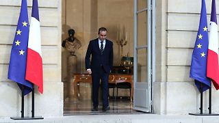 Frankreichs neue Regierung stürzt nach Stunden in Krise