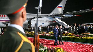Tadschikistan empfängt Putin mit rotem Teppich und Blumen