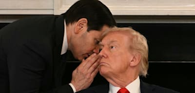 Plötzlich schiebt Rubio dem US-Präsidenten einen Zettel zu – das steht auf der Notiz