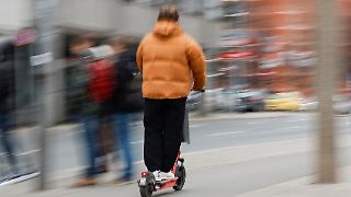 Blinkerpflicht und höhere Bußgelder für E-Scooter-Fahrer geplant