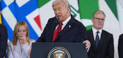 „Eigentlich darf ich das nicht sagen“, wendet sich Trump an Meloni – Starmer in 2. Reihe verbannt