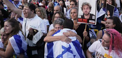 Israel hält den Atem an. Dann schreit es, singt es, umarmt sich