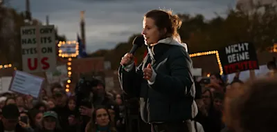 „Wir sind die Töchter“ – 7500 Menschen demonstrieren mit Luisa Neubauer vor CDU-Zentrale