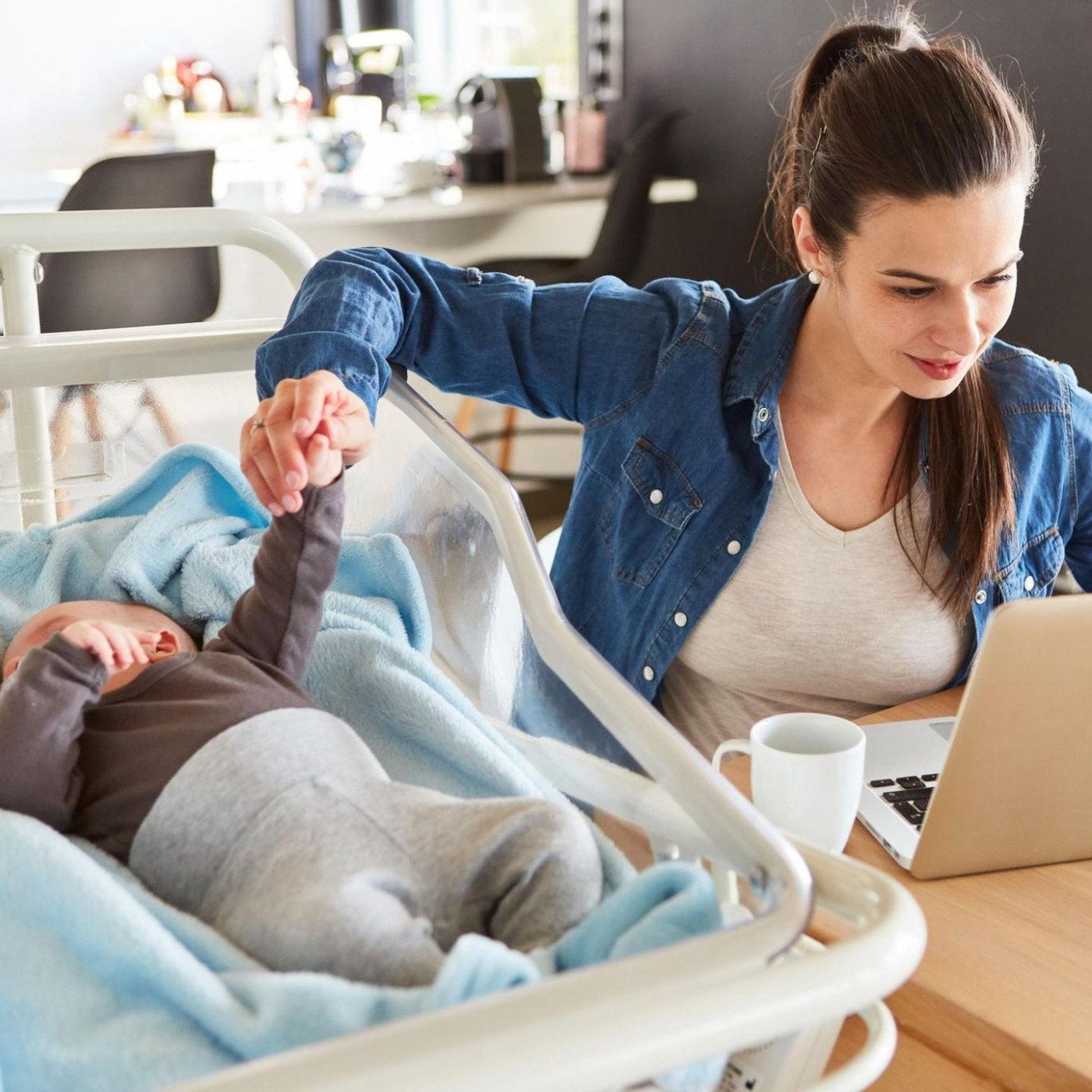 Frauen verdienen nach einer Geburt deutlich weniger als bisher angenommen