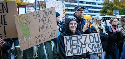 „Merz, du Weidelsohn“ – Tausende demonstrieren in NRW und Baden-Württemberg gegen den Kanzler