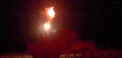 Das Unheil kündigt sich mit einem Rauschen an. Als rase ein Auto auf uns zu