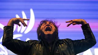 Argentiniens Präsident Milei schwankt mit Kettensäge am Klippenrand