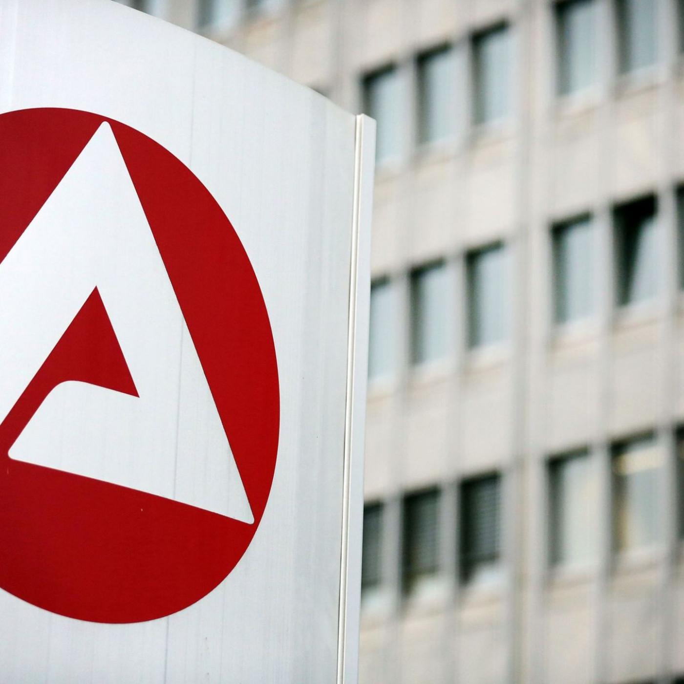 Talsohle mit Klebstoff - Arbeitsmarkt verharrt im Tief