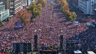 Zehntausende gedenken der 16 Opfer von Novi Sad