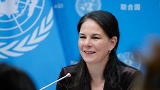 Baerbock gibt in neuem Instagram-Video das "Gossip Girl"