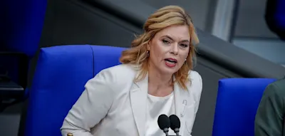 Klöckner verurteilt Brandanschlag auf Auto von AfD-Politiker – Applaus von allen Fraktionen