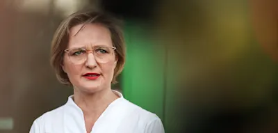 „Menschenrechte sind keine komplexe Frage“, unterbricht ein Zuschauer die Grünen-Chefin