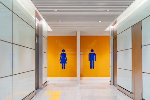 Arbeitgeber kündigt Mitarbeiter wegen zu langen Klopausen – ist das legal?