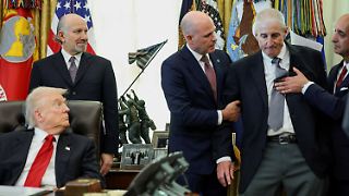 Mann kollabiert hinter Trump während Rede im Weißen Haus