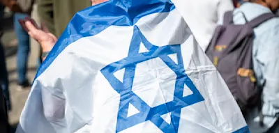 Pogrom-Gedenken gestört – Jugendlicher wollte Israel-Flagge anzünden