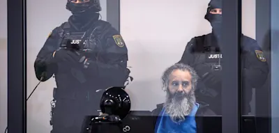 Mammutprozess gegen Magdeburg-Attentäter –  Angeklagter zeigt wirre Botschaften aus dem Glaskäfig