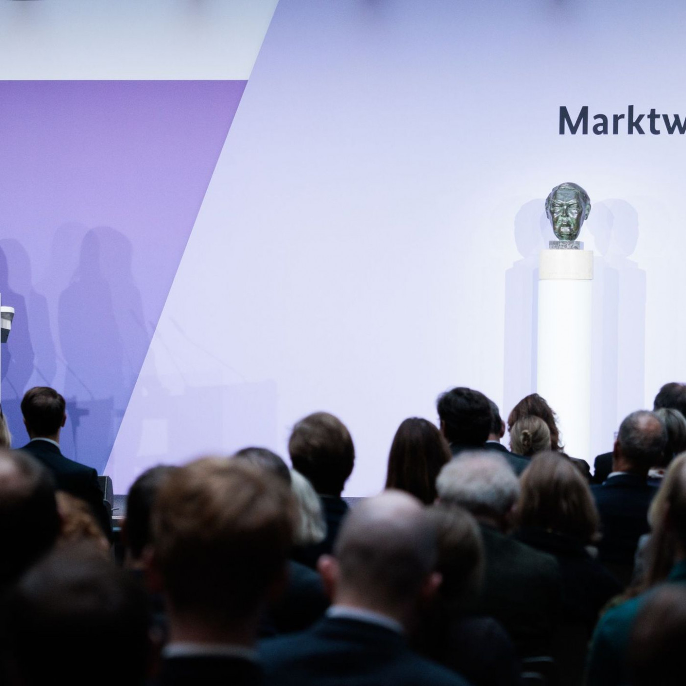 Reiche will Neuausrichtung: Erhard kehrt zurück