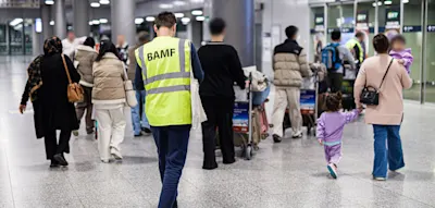 Weiteres Flugzeug mit Afghanen aus Aufnahmeprogramm in Hannover gelandet