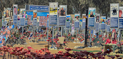 Merkel spricht auf Nova-Gelände mit Überlebenden des Massakers