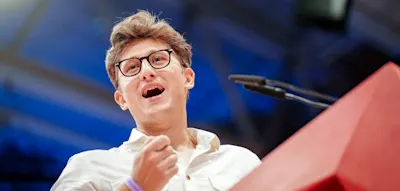 „Friedrich Merz sollte ein bisschen mehr Haftbefehl hören“, empfiehlt der Juso-Chef