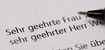 Gericht darf non-binäre Person mit „Sehr geehrter Herr“ ansprechen